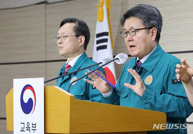 [세종=뉴시스] 강종민 기자 = 오석환 교육부 차관이 지난달 8일 세종시 정부세종청사에서 의대정원 배정절차 관련 긴급 브리핑을 열고 의대정원 배정위원회는 회의록 작성 의무가 없다고 밝히고 있다. 왼쪽은 심민철 인재정책기획관. 2024.06.03. ppkjm@newsis.com