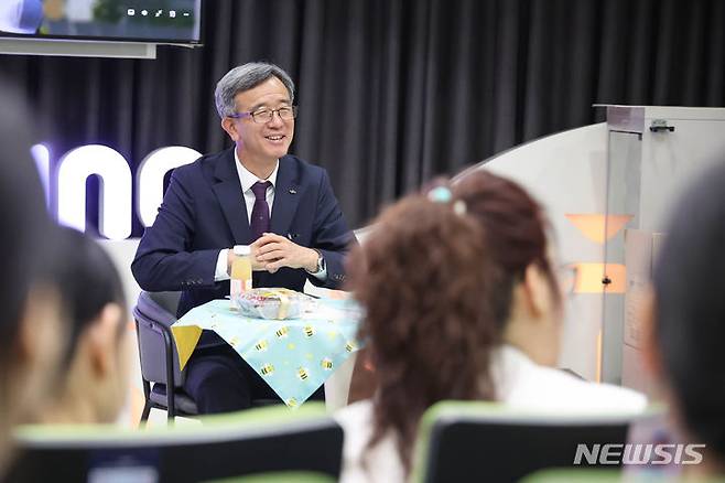 [세종=뉴시스]정기환 한국마사회 회장이 지난 1일 경마시행 현장과 고객접점구역을 방문해 근무자들의 애로사항을 청취하는 등 소통의 시간을 가졌다.(사진=한국마사회 제공)