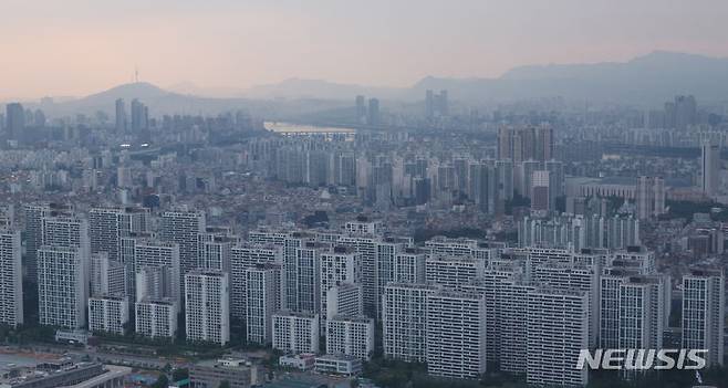 [서울=뉴시스] 조수정 기자 = 서울 아파트값이 상승폭이 가팔라지고 있다. 30일 한국부동산원에 따르면 5월 넷째주(27일 기준) 전국 주간 아파트가격 동향을 조사한 결과 매매가격이 0.01% 상승해 전주와 같은 수준을 유지했다. 수도권(0.02%→0.03%) 및 서울(0.05%→0.06%)은 상승폭 확대, 지방(0.00%→-0.01%)은 하락 전환했다. 사진은 30일 서울 상공에서 바라본 서울 시내 아파트. 사진상 보이는 다리 아래쪽이 강남구와 송파구 일대. 2024.05.30. chocrystal@newsis.com