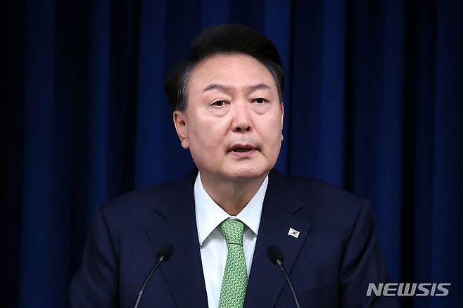 [서울=뉴시스] 최진석 기자 = 윤석열 대통령이 3일 서울 용산 대통령실 브리핑룸에서 첫 국정브리핑을 하고 있다. 2024.06.03. myjs@newsis.com