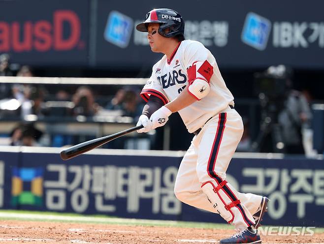 [서울=뉴시스] 이영환 기자 = 2일 오후 서울 송파구 잠실야구장에서 열린 2024 프로야구 LG 트윈스와 두산 베어스의 경기, 8회말 1사 1루에서 두산 양의지가 안타를 날리고 있다. 2024.06.02. 20hwan@newsis.com