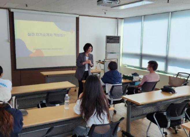 [서울=뉴시스] 한국외대 글로벌캠퍼스 학생·인재개발처 대학일자리플러스본부는 지난달 14일, 24일 각각 제니엘 용인지점, 한국고용복지센터 용인센터에 방문해 지역 청년 대상 자기소개서 작성 특강과 현장 상담을 진행했다. (사진=한국외대 제공) *재판매 및 DB 금지