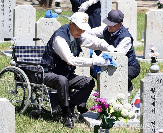 [서울=뉴시스] 김금보 기자 = 3일 오전 서울 동작구 국립서울현충원에서 송파구 국가유공자들이 묘역 정비 봉사 활동을 하고 있다. 2024.06.03. kgb@newsis.com