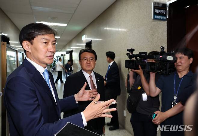 [서울=뉴시스] 조성우 기자 = 조국 조국혁신당 대표와 황운하 원내대표가 3일 오전 서울 여의도 국회에서 본청 사무실 배정과 관련해 발언하고 있다. 2024.06.03. xconfind@newsis.com