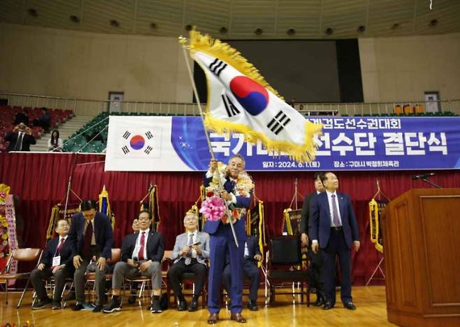 '제19회 세계검도선수권대회' 국가대표 선수단 결단식에서 이안수 선수단장이 태극기를 흔들며 결의를 다지고 있다. 대한검도회