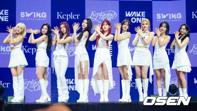 [OSEN=민경훈 기자] 걸그룹 그룹 '케플러(Kep1er)’의 첫 정규앨범 '켑원고잉 온(Kep1going On)' 발매 기념 쇼케이스가 3일 오후 서울 광진구 예스24 라이브홀에서 열렸다.케플러가 데뷔 2년6개월 만에 첫 정규앨범을 발매한다. 특히 이번 앨범은 9인 완전체로 활동하는 마지막 음반이다. 케플러는 최근 엠넷 프로젝트 그룹으로는 처음으로 재계약에 성공해 향후 7인으로 활동을 이어 나간다. 마시로·강예서는 이 음반 활동과 내달 일본 콘서트를 끝으로 팀에서 빠진다. 타이틀곡 '슈팅 스타(Shooting Star)'는 리드미컬한 드럼과 감성적인 신스 라인, 일렉 기타가 인상적인 신스팝이다.&nbsp;케플러 멤버들이 무대 위에서 포즈를 취하고 있다. 2024.06.03 /rumi@osen.co.kr