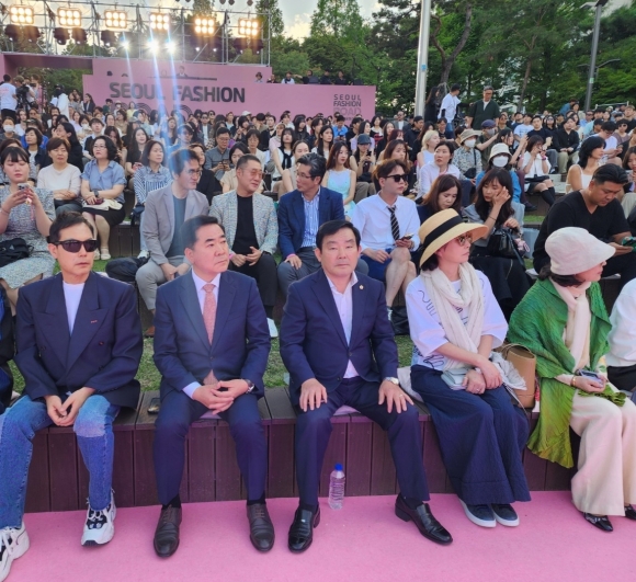 지난달 31일 송파구 석촌호수 서호 수변무대와 산책로에서 개최된 ‘2024 서울패션로드 at 석촌호수’에 참석한 임춘대 의원(맨 앞줄 왼쪽에서 세 번째)