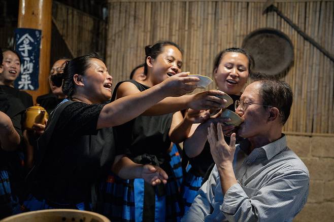 방문객들은 주민들이 제공하는 술을 모두 마셔야 부락 안으로 입장할 수 있다