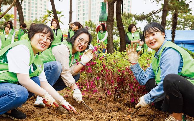 위러브유 회원들이 경남 창원 마산조각공원에서 맘스가든 프로젝트로 연산홍 3000그루를 심어 생물다양성 증진에 일조하며 이웃들의 쾌적한 삶을 응원했다. [국제위러브유운동본부 제공]