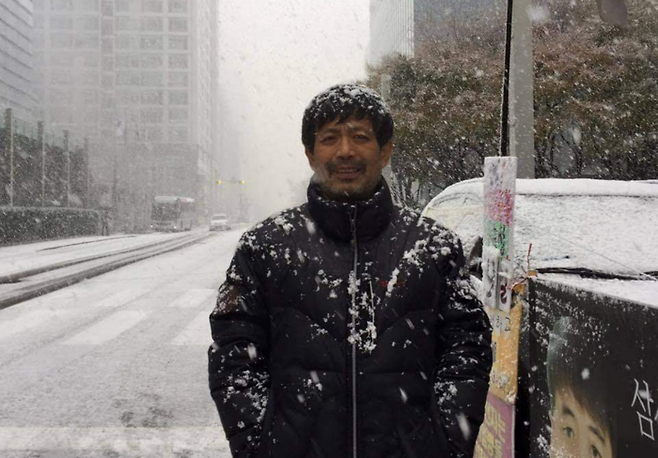 고 김성환 삼성일반노조 위원장이 2012년 12월 당시 서울 서초구 삼성전자 서초사옥 앞에서 자세를 취하고 있다. 아내 임경옥씨는 2011~2012년을 삼성일반노조가 가장 바빴던 때로 기억한다. 이 시기 삼성일반노조는 에버랜드 노조 설립을 돕고 삼성 반도체 직업병 피해자들과 연대했다. /임경옥씨 제공