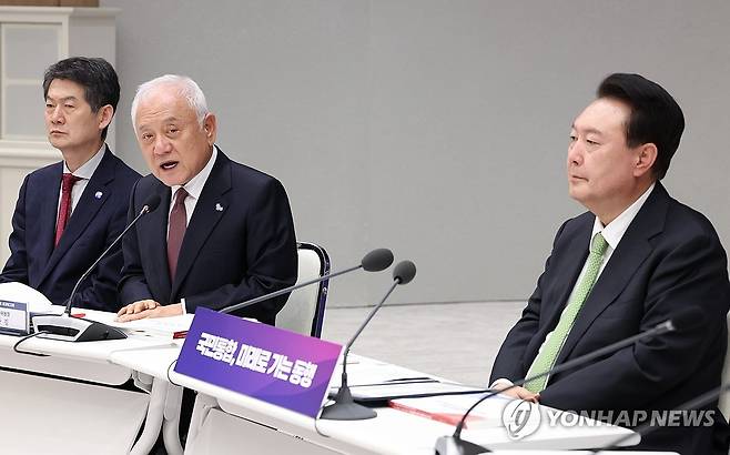 인사말 하는 김한길 국민통합위원장 (서울=연합뉴스) 진성철 기자 = 김한길 국민통합위원장이 13일 서울 용산 대통령실 청사에서 윤석열 대통령이 참석한 가운데 열린 국민통합위원회 2기 성과보고회에서 인사말을 하고 있다.  2024.5.13 zjin@yna.co.kr