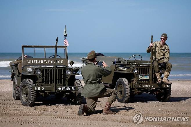 노르망디 상륙작전 80주년 (노르망디<프랑스> 로이터=연합뉴스) 프랑스 노르망디 상륙작전 80주년 기념행사를 앞두고 2일(현지시간) 노르망디 해변에서 제2차 세계대전 재연자들이 사진촬영을 하고 있다. 2024.6.3 photo@yna.co.kr