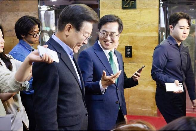 이재명 대표와 대화 나누는 김동연 경기지사 (수원=연합뉴스) 김동연 경기도지사가 3일 서울 여의도 국회에서 이재명 더불어민주당 대표를 만나 대화를 나누고 있다. 2024.6.3 [경기도 제공. 재판매 및 DB 금지]