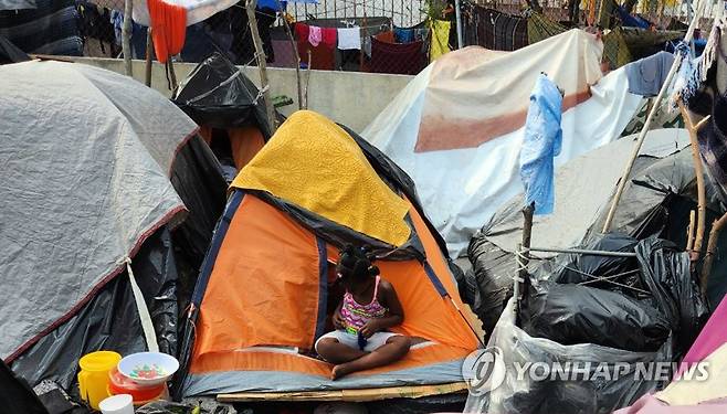 멕시코 레이노사 지역 이민자 텐트촌의 아이 [촬영 이재림 특파원]