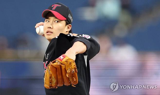 LG 선발 임찬규 역투 (창원=연합뉴스) 김동민 기자 = 2일 경남 창원NC파크에서 열린 2024 KBO 리그 LG 트윈스 대 NC 다이노스 경기. 1회 말 LG 선발 임찬규가 역투하고 있다. 2024.5.2 image@yna.co.kr