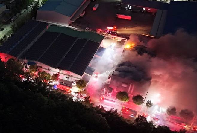 4일 오후 광주 광산구 진곡산단 내 정수기 부품 제조 공장에서 불이 나 소방 당국이 진화 작업을 하고 있다. (사진=연합뉴스/독자제공)