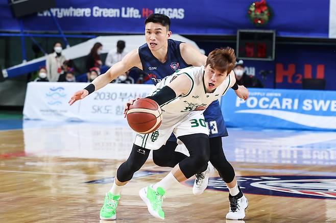 원주DB에서 활약했던 두경민(흰색 유니폼), 사진=KBL