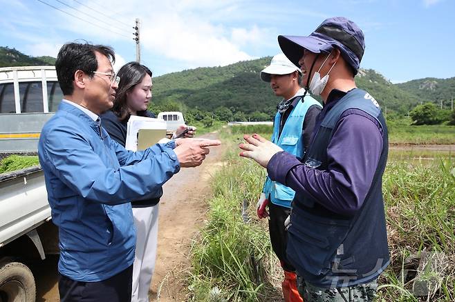 외국인 계절근로자 작업현장을 찾아 애로사항을 청취하고 있는 강진원 강진군수(왼쪽 첫번째) ⓒ News1