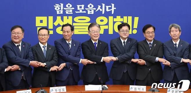 2023년 10월 26일 서울 여의도 국회에서 열린 전·현직 원내대표 간담회.  왼쪽부터 김태년 의원, 홍영표 의원, 우상호 의원, 이 재명 대표, 홍익표 원내대표, 우원식 의원, 이인영 의원. 2023.10.26/뉴스1 ⓒ News1 임세영 기자