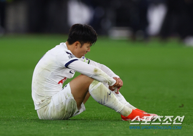 위르겐 클린스만 전 대한민국 국가대표팀 감독이 토트넘에 대해 분석하면서 손흥민의 이름을 언급했다. 손흥민이 토트넘의 공격을 홀로 책임지고 있다는 분석과 함께 토트넘이 전 포지션에 걸쳐서 보강을 진행해야 한다고 주장했다. 클린스만은 한국에서 경질된 후 손흥민과 이강인 때문에 아시안컵 4강을 망쳤다고 밝힌 바 있다. <저작권자(c) 연합뉴스, 무단 전재-재배포, AI 학습 및 활용 금지>