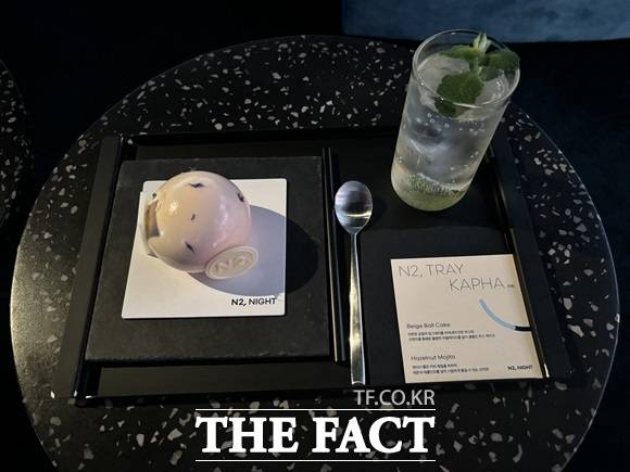 '엔투, 나이트 반'에서 체질에 맞는 음료와 디저트로 구성된 '엔투, 트레이'를 제공받았다. /이라진 기자