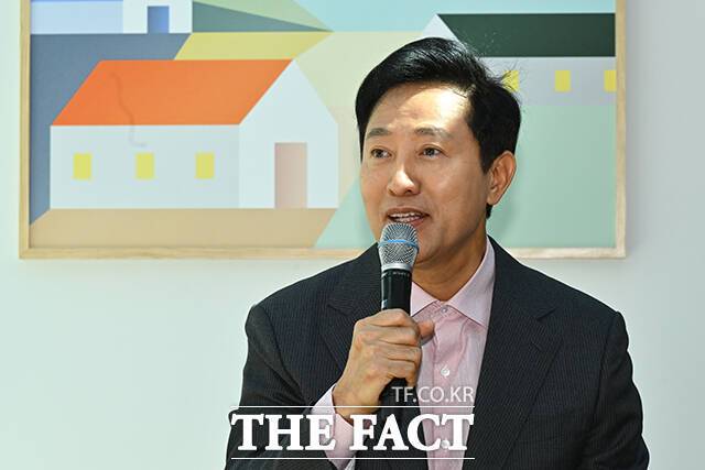 오세훈 서울시장이 '쌍방울 불법 대북 송금 사건'의 특별검사법을 발의한 더불어민주당을 향해 "듣도 보도 못한 정치"라고 날을 세웠다. 오 시장이 5월 28일 오전 서울 용산구 한강대교 상부 전망호텔에서 열린 한강대교 전망호텔 '스카이 스위트(Sky Suite)'공개 행사에 참석해 인사말을 하고 있다. /박헌우 기자(현장풀)