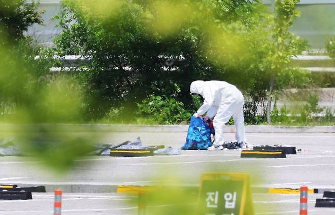 2일 경기도 시흥시 한 쇼핑몰 주차장에서 관계자가 오물 풍선 잔해를 수거하고 있다. [이미지출처=연합뉴스]