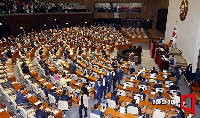 김진표 국회의장이 28일 국회에서 열린 본회의에서 재의결 안건으로 상정됐다가 부결된 '해병대 채상병 사망사건 수사외압 의혹 특별검사법' 표결 결과를 발표하고 있다. 사진=김현민 기자 kimhyun81@