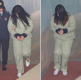 ’인천 초등생 살해’ 사건으로 재판에 넘겨진 박모(20·왼쪽)양과 김모(18)양이 2018년 항소심 선고공판에 출석하기 위해 서울고법에 들어서고 있다. /연합뉴스