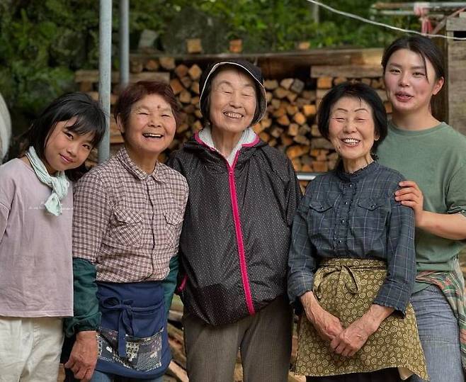 일본 후쿠오카현 우키하시에서 활동하는 스타트업 '우키하노타카라(우키하의 보물)' 사원들이 지난달 11일 마을 뒷산에서 들풀 채취에 나섰다. 이날 채취한 들풀은 식품 개발에 쓰인다. 2019년 설립된 '우키하노타카라'는 직원 20명 중 대부분이 75세 이상 '할머니'들이다./인스타그램