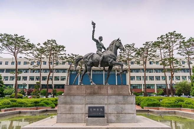 아주대학교 상징물인 선구자상. ⓒ