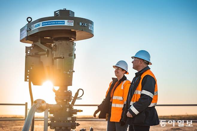 포스코인터내셔널의 호주 천연가스 사업 자회사인 세넥스에너지 직원들이 현지 설비를 점검하는 모습. 포스코인터내셔널 제공
