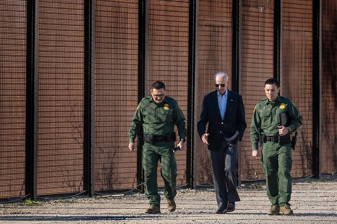미국의 조 바이든 대통령(가운데)이 지난해 1월 8일 미 텍사스주 엘파소의 멕시코 국경에서 미 세관국경보호국(CBP) 대원들과 대화하고 있다.AFP연합뉴스