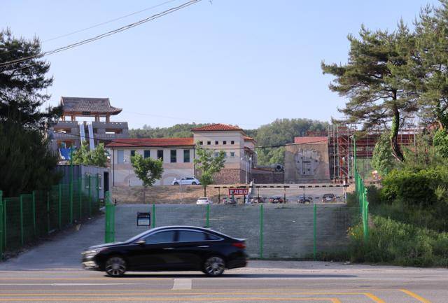 원 사업자 부도 11년 만에 새 주인을 찾은 소백산영주스파리조트(옛 판타시온리조트) 정문. 내부 공사가 진행 중이다. 영주=정광진 기자