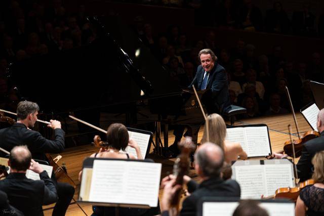 피아니스트 루돌프 부흐빈더가 연주하면서 루체른 페스티벌 스트링스를 지휘하고 있다. 빈체로 제공