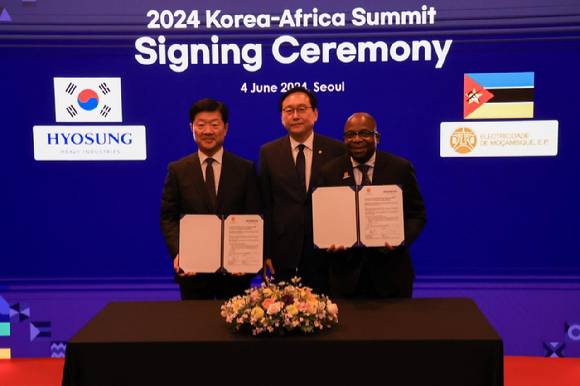 우태희(왼쪽부터) 효성중공업 대표이사, 정인교 산업통상자원부 통상교선본부장, 마르셀리노 알베르토 모잠비크 국영 전력청(EDM) CEO가 4일 서울 강남구 인터콘티넨탈 서울 코엑스 호텔에서 열린 '한-아프리카 정상회의 계약 업무협약(MOU) 서명식'에서 계약을 체결하고 있다. [사진=효성]