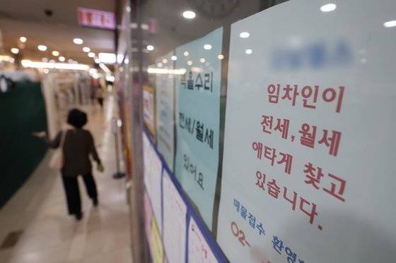 최근 전세 수요가 늘고 매물은 줄면서 서울 아파트 전세수급지수가 약 2년 5개월 만에 기준선인 100을 넘어섰다. 세를 놓으려는 집주인보다 전세를 구하려는 사람이 더 많아진 것이다. 12일 서울의 한 부동산중개업소 앞. 연합뉴스
