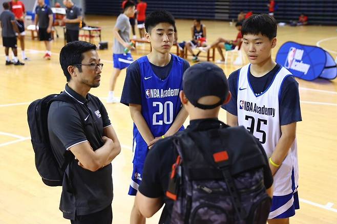 ▲지난 해 싱가포르에서 열린 NBA 아카데미 캠프에서 윤지원의 쌍둥이 동생 윤지훈(경복고1)을 지도한 바 있는 마샬 조 코치