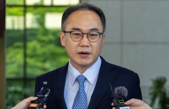 Prosecutor General Lee Won-seok answers questions from reporters as he leaves the Supreme Prosecutors\' Office in Seocho-gu, Seoul, Wednesday afternoon. Yonhap News Agency