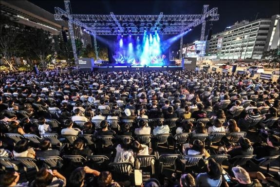 People watch Seoul Metropolitan Opera's outdoor performance of "Carmen" on Sept. 8, 2023. (Sejong Center for the Performing Arts)