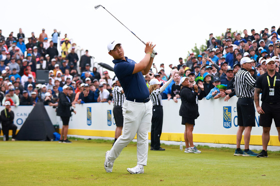 Tom Kim plays his shot from the 13th tee during the final round of the RBC Canadian Open at Hamilton Golf & Country Club in Hamilton, Ontario, Canada on Sunday. [GETTY IMAGES]