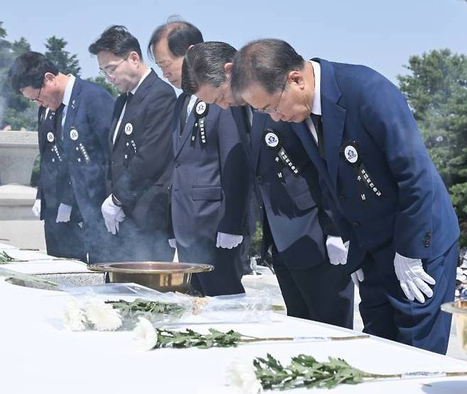 홍준표 대구시장과 대구지역 기초단체장들이 충혼탑에서 참배를 하고 있다. 자료사진=대구시 제공