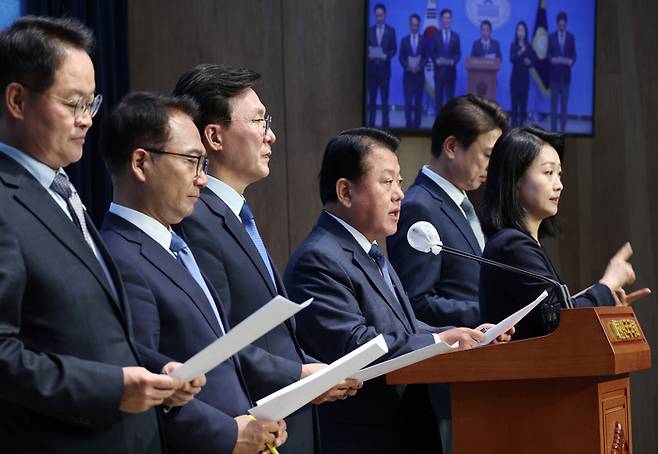 더불어민주당 국방위원회 간사인 김병주 의원 등이 4일 국회에서 ‘9.19 군사합의 전면 효력정지 관련 기자회견’을 하고 있다. [사진 출처 = 연합뉴스]