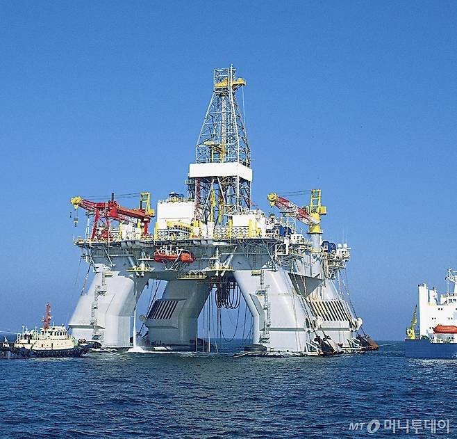 현대중공업이 지난 1999년 미국 트랜스오션사에 인도한 반잠수식 시추선 '딥워터 노틸러스'호의 모습. 현대삼호중공업이 이번에 수주한 반잠수식 시추선도 이와 유사한 모습이다. (사진=현대중공업 제공)