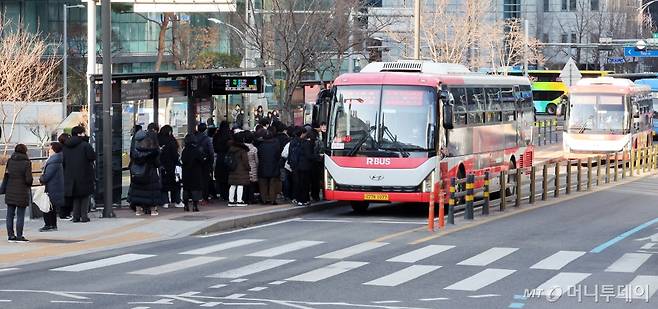 [서울=뉴시스] 최진석 기자 = 12일 서울 중구 '남대문세무서, 서울백병원' 정류소(중앙버스전용차로)에서 승객들이 버스를 기다리고 있다.