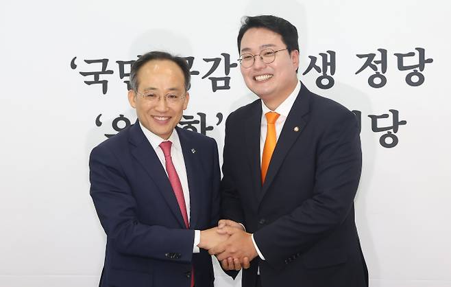 천하람 개혁신당 원내대표가 추경호 국민의힘 원내대표를 예방해 "국민의힘 거부 어려운 채상병 특검범 대안 만들어보려고 한다"고 말했다. 사진은 천 원내대표(오른쪽)가 4일 서울 여의도 국회에서 추 원내대표를 예방한 모습. /사진=뉴스1
