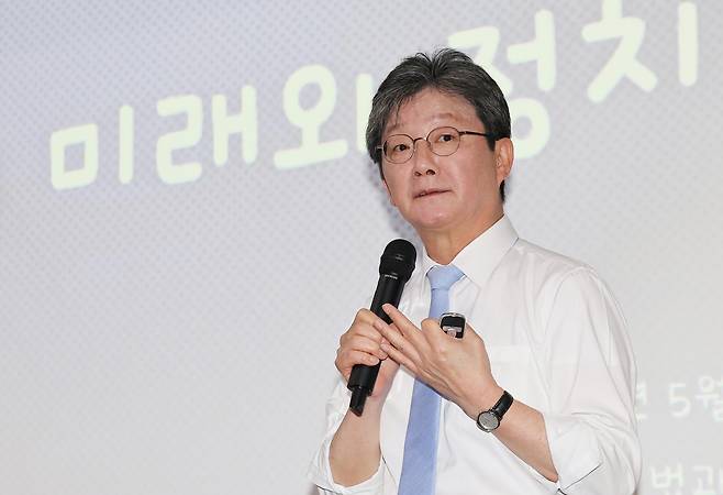 유승민 국민의힘 전 의원이 2일 오후 인천 연수구 인천대 교수회관에서 '청년의 미래와 정치'를 주제로 특강을 하고 있다. [연합]