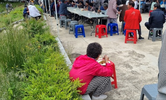 봉화군 어르신 효(孝) 한마당 행사에 참석한 지역 주민들이 부족한 음식으로  텅빈 그릇앞에 앉아 있다(독자제공)