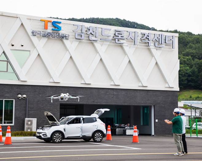 [서울=뉴시스]한국교통안전공단 직원들이 지난달 30일 김천드론자격센터에서 교통사고 현장 촬영을 위한 드론 조종을 연습하고 있다. (사진=교통안전공단 제공) 2024.06.04. photo@newsis.com  *재판매 및 DB 금지