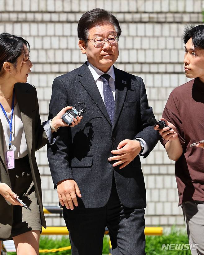 [서울=뉴시스] 황준선 기자 = 이재명 더불어민주당 대표가 4일 오전 서울 서초구 서울중앙지방법원에서 열린 대장동 배임 및 성남FC 뇌물 의혹 관련 30차 공판에 출석하고 있다. 2024.06.04. hwang@newsis.com